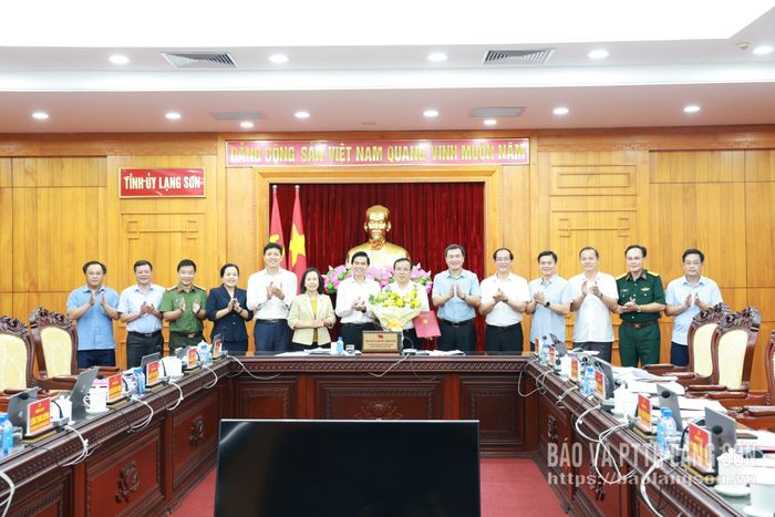 Các đồng chí Thường trực Tỉnh ủy, Ủy viên Ban Thường vụ Tỉnh ủy tặng hoa chúc mừng đồng chí Phan Hồng Tiến