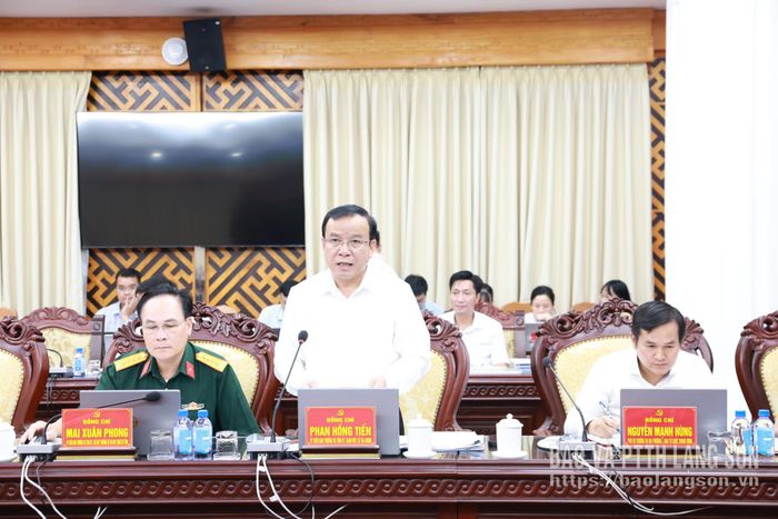 Đồng chí Phan Hồng Tiến, Ủy viên Ban Thường vụ Tỉnh ủy, Giám đốc Sở Tài chính trình bày nội dung tờ trình tại hội nghị