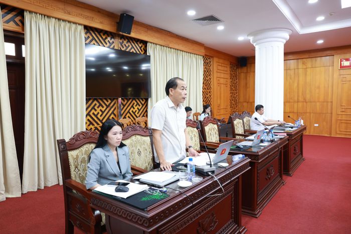 Lãnh đạo Sở Giáo dục và Đào tạo trình bày tờ trình tại hội nghị