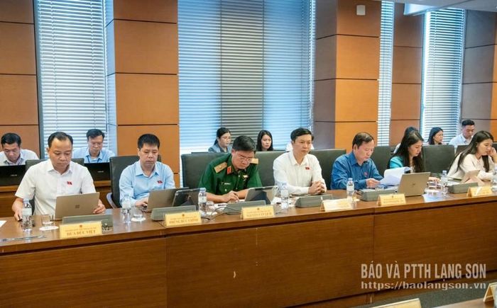 Đoàn ĐBQH tỉnh tham gia thảo luận ở tổ 12