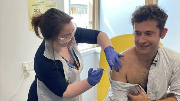 Tình nguyện viên đầu tiên ở Anh đã được tiêm vắc-xin phòng virus Ebola chủng Bundibugyo. (Ảnh: BBC)