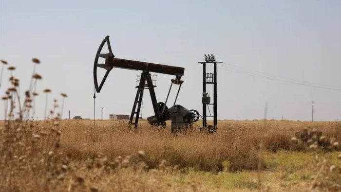 Giá dầu thô giảm 5%. (Ảnh: Reuters)