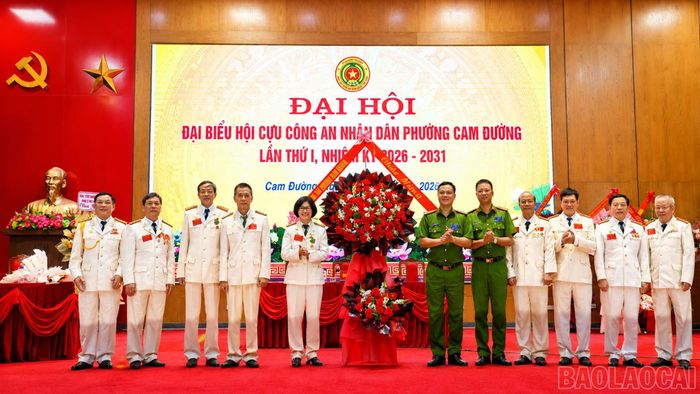 Tặng hoa chúc mừng.