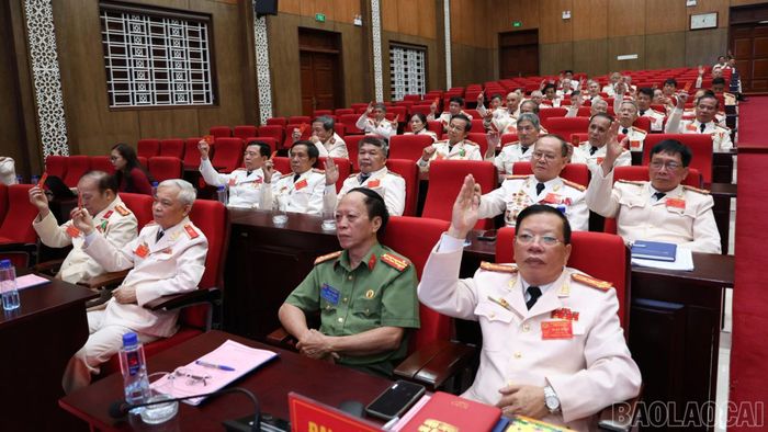 Các đại biểu biểu quyết thông qua nghị quyết nhiệm kỳ 2026 - 2031.