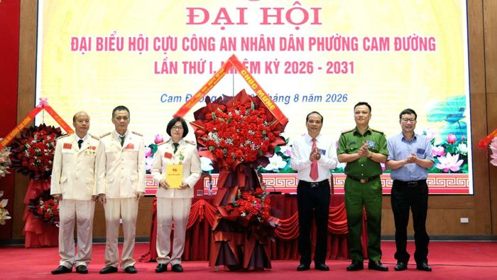 Lãnh đạo Đảng ủy phường Cam Đường trao quyết định thành lập.