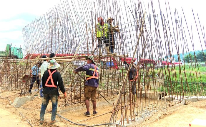 Đại diện chủ đầu tư, cán bộ kỹ thuật và công nhân luôn bám công trường để đẩy nhanh tiến độ thi công kè.