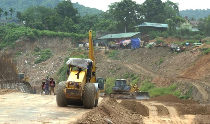 Máy, thiết bị cũng được huy động để đảm bảo thi công.