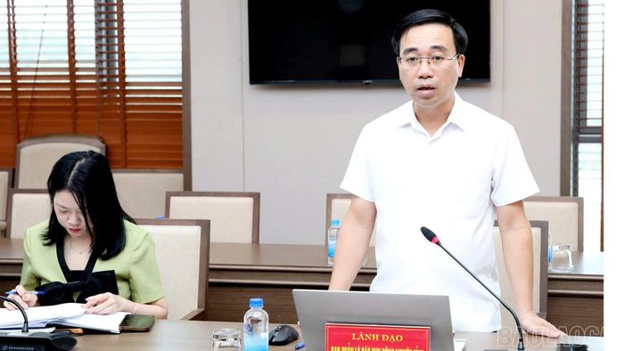 Lãnh đạo Ban Quản lý các Khu công nghiệp tỉnh báo cáo tình hình triển khai các khu công nghiệp tại cuộc họp.