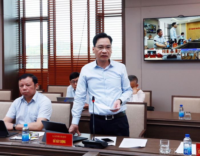 Đại diện Sở Xây dựng phát biểu góp ý về công tác quy hoạch phát triển đô thị, giao thông, kiến trúc.