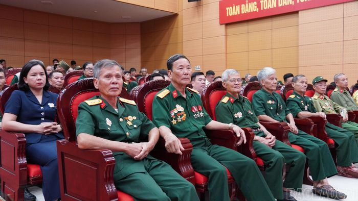  Đại biểu là người hoạt động kháng chiến nhiễm chất độc hóa học; đại diện các tập thể, thân nhân có đóng góp trong công tác chăm sóc giúp đỡ nạn nhân da cam trên địa bàn tỉnh tham dự chương trình. 