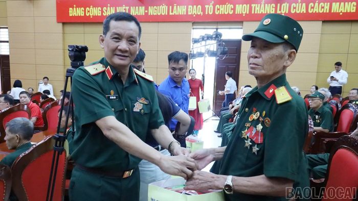 Các đồng chí lãnh đạo tặng quà cho các đại biểu tiêu biểu là nạn nhân và gia đình nạn nhân chất độc da cam tham dự chương trình.