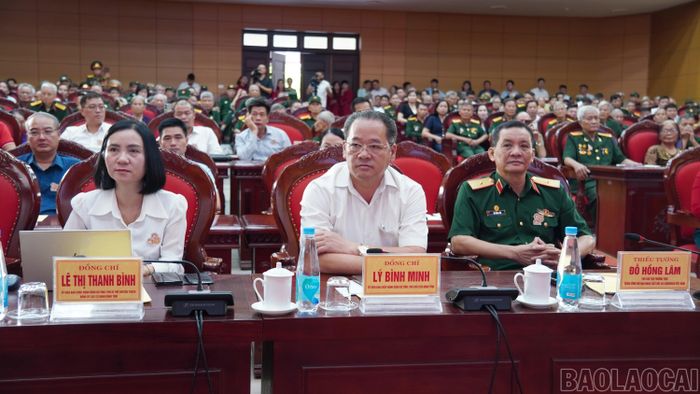 Các đồng chí lãnh đạo Trung ương Hội Nạn nhân chất độc da cam và lãnh đạo tỉnh Lào Cai tham dự chương trình.