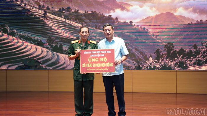  Các cơ quan, đơn vị, doanh nghiệp trao biển tượng trưng hỗ trợ tiền tại chương trình. 