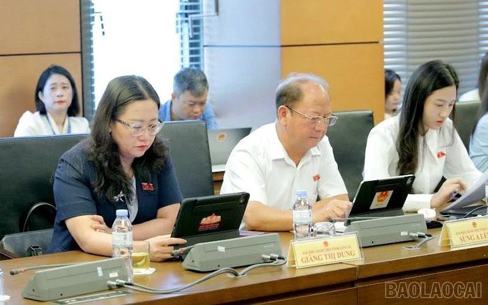 Đồng chí Giàng Thị Dung - Phó Bí thư Tỉnh ủy, Trưởng Đoàn đại biểu Quốc hội tỉnh và các đại biểu Quốc hội tỉnh Lào Cai tham dự thảo luận tổ.