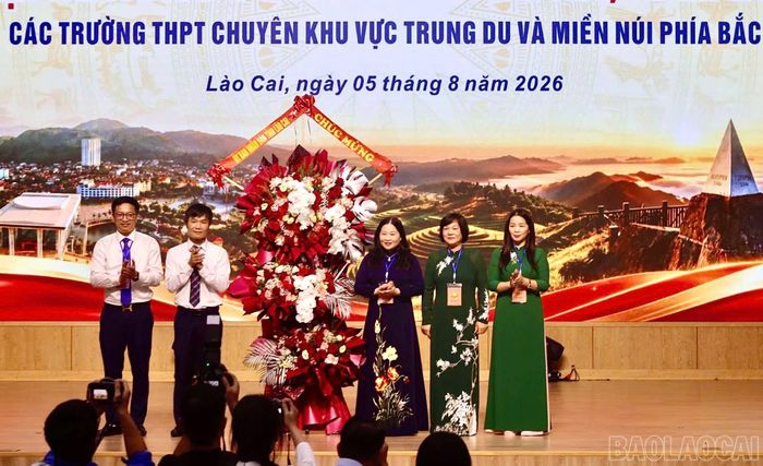 Đồng chí Vũ Thị Hiền Hạnh - Phó Chủ tịch UBND tỉnh Lào Cai tặng hoa chúc mừng trại hè.