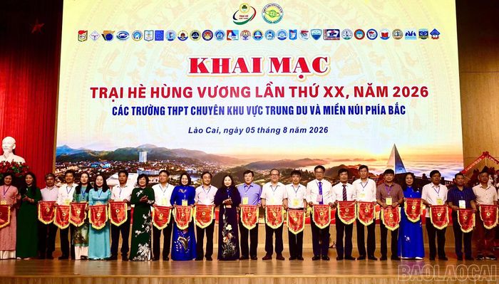 Trao Cờ lưu niệm các trường tham dự trại hè.