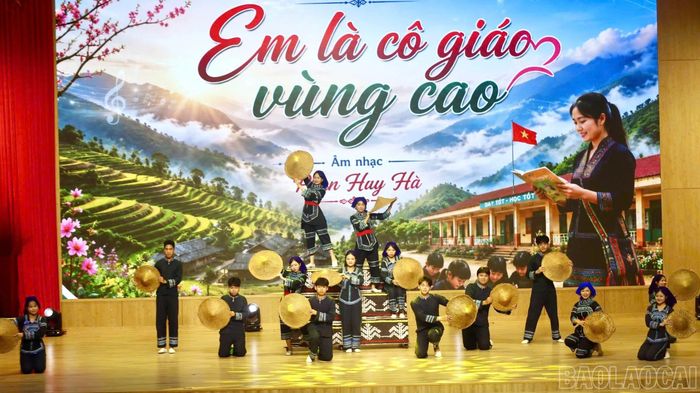 Sôi nổi chương trình văn nghệ chào mừng.