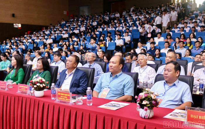 Các đại biểu dự lễ khai mạc.
