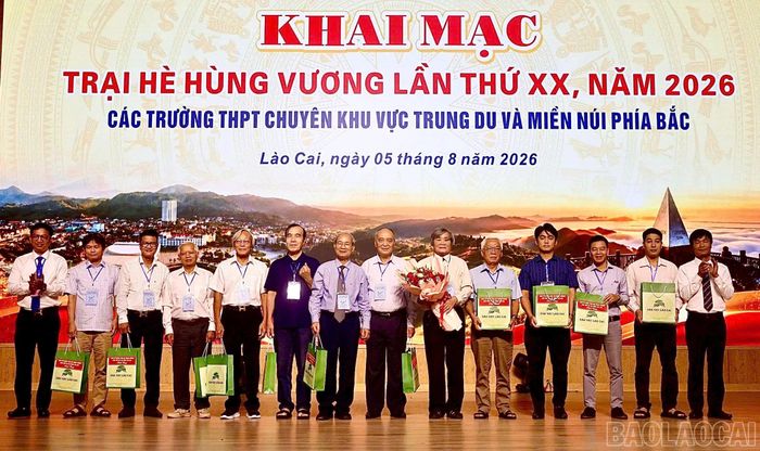 Tặng hoa Hội đồng Cố vấn Trại hè Hùng Vương.