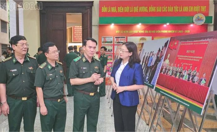 Đồng chí Giàng Thị Dung - Phó Bí thư Tỉnh ủy, Trưởng Đoàn Đại biểu Quốc hội tỉnh trao đổi với Thủ trưởng BĐBP bên lề hội nghị - Ảnh: Cộng tác viên cung cấp.