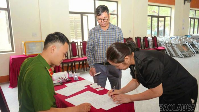Ký biên bản hoàn thành quá trình kiểm tra nhanh ma túy.