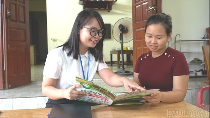 Chị Đỗ Thanh Hòa hướng dẫn người dân sử dụng hợp lý tài nguyên, bảo vệ môi trường.