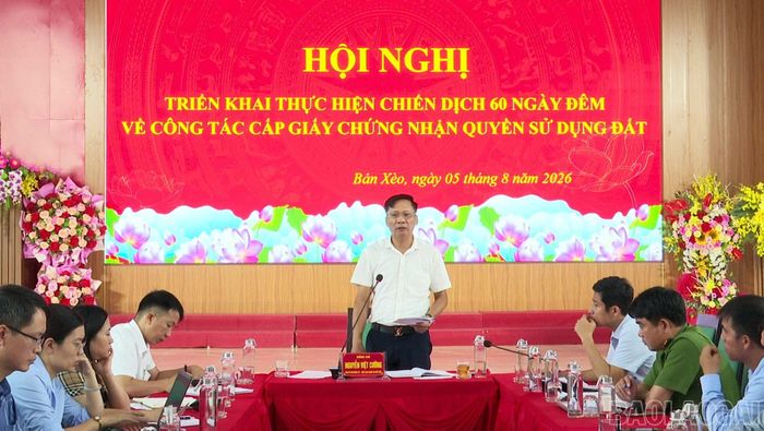 Đồng chí Nguyễn Việt Cường - Phó Bí thư Đảng ủy, Chủ tịch UBND xã Bản Xèo chủ trì hội nghị.