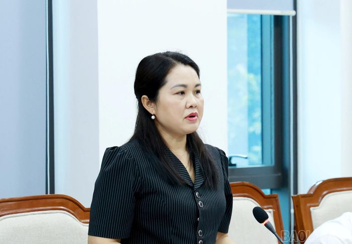 Các đại biểu tham gia ý kiến vào các dự thảo nghị quyết trình kỳ họp.