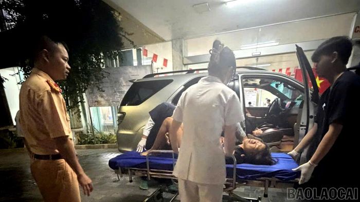  Cảnh sát giao thông kịp thời đưa cháu bé đến bệnh viện cấp cứu. 
