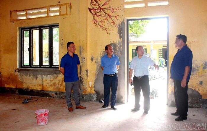 Kiểm tra công tác sửa chữa trường, lớp học.