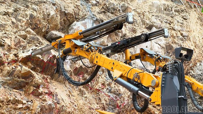 Những mũi khoan đầu tiên của hầm Hoàng Liên.