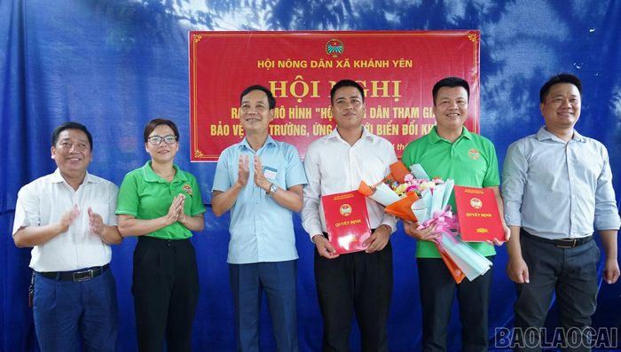 Lãnh đạo xã trao quyết định cho ban điều hành mô hình.