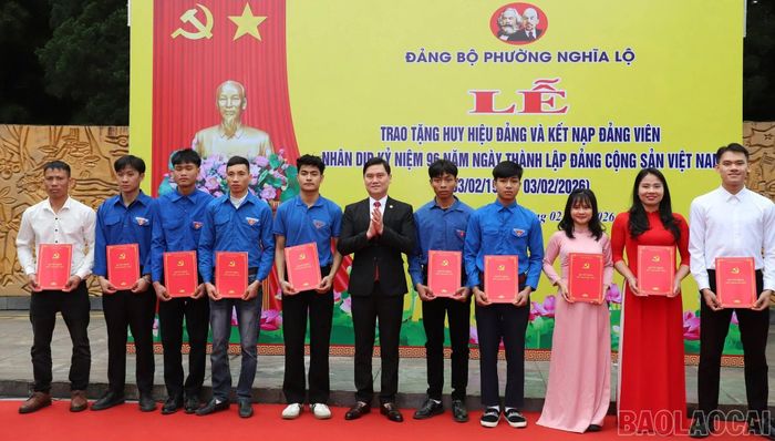 Đồng chí Lương Mạnh Hà - Bí thư Đảng ủy, Chủ tịch HĐND phường trao quyết định kết nạp đảng viên mới.