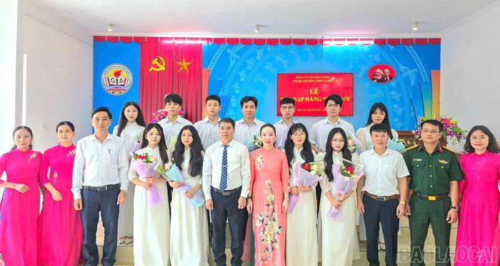 Chi bộ Trường THPT Nghĩa Lộ tổ chức kết nạp 11 đảng viên mới.