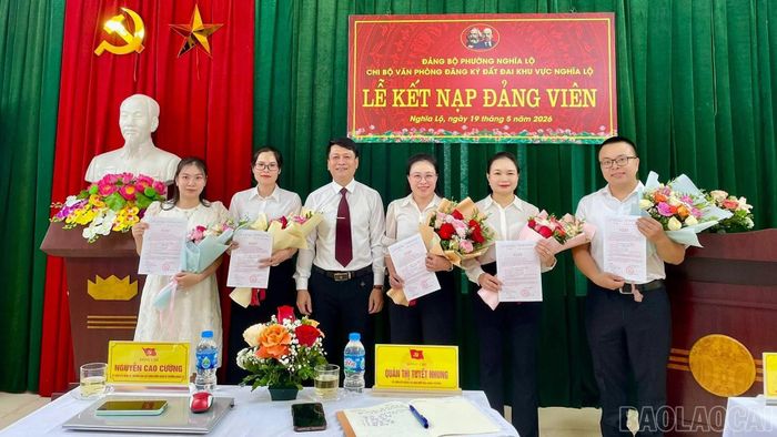 Chi bộ Văn phòng đăng ký đất đai khu vực Nghĩa Lộ trao quyết định kết nạp đảng viên mới.