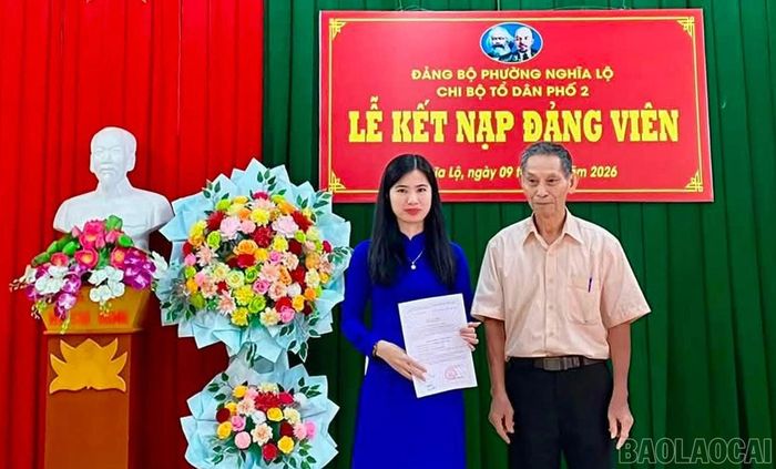 Chi bộ tổ dân phố 1 tổ chức kết nạp đảng viên mới.