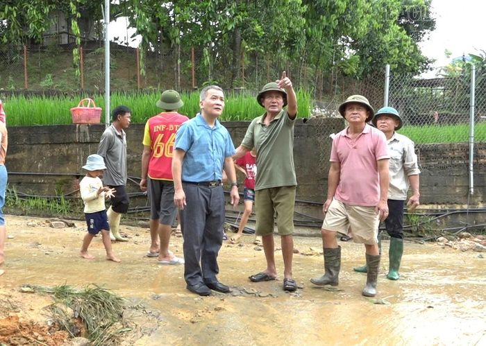 Lãnh đạo UBND xã Xuân Hòa đã trực tiếp kiểm tra hiện trường, chỉ đạo công tác khắc phục hậu quả.