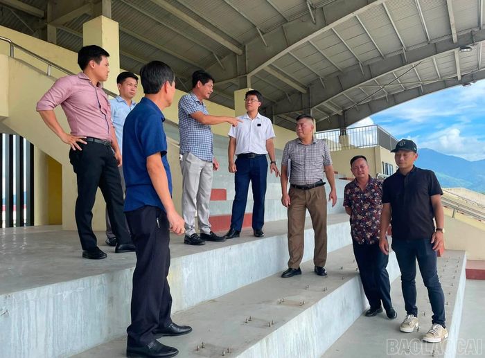 Đoàn kiểm tra khu vực khán đài.