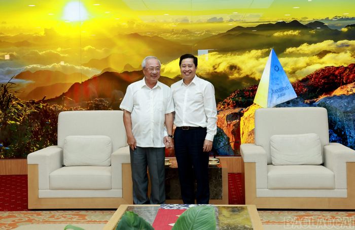 Bí thư Tỉnh ủy Dương Quốc Huy và Chủ tịch Hội Hữu nghị Việt Nam - Thái Lan Nguyễn Văn Thành chụp ảnh lưu niệm tại buổi đón tiếp.