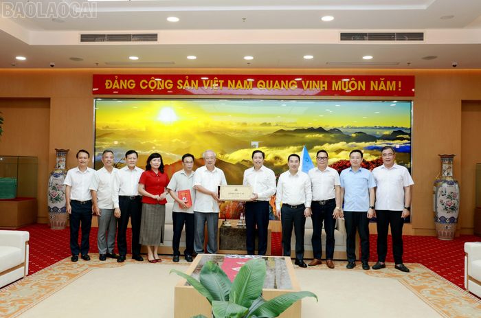 Các đại biểu chụp ảnh lưu niệm.
