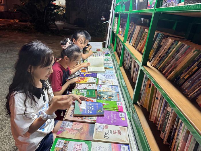 Các em học sinh rất thích đọc và tìm hiểu các loại sách mỗi lần đi sinh hoạt hè.