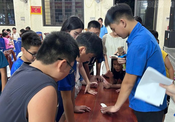 Cán bộ đoàn tuyên truyền pháp luật và kỹ năng phòng, chống tai nạn thương tích, đuối nước.