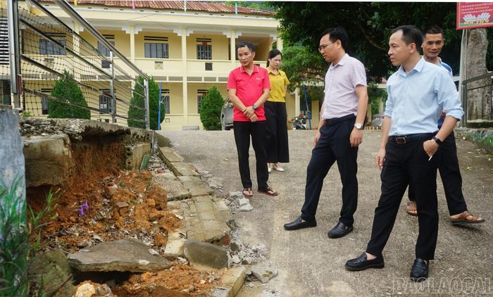 Đoàn kiểm tra cơ sở vật chất, vệ sinh trường học và công tác chuẩn bị năm học mới.