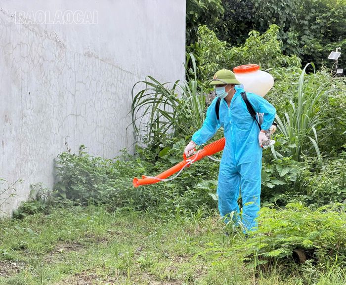 Phun khử khuẩn góp phần phòng ngừa các bệnh thường gặp sau mưa lũ như sốt xuất huyết, đau mắt đỏ...