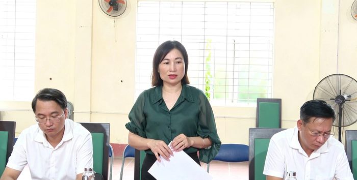 Lãnh đạo xã Bản Xèo phát biểu tại cuộc họp.