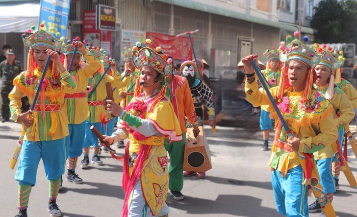 Đội chèo bả trạo đi bộ diễu hành qua các tuyến đường trung tâm Phan Thiết, trước khi trở về Vạn Thủy Tú