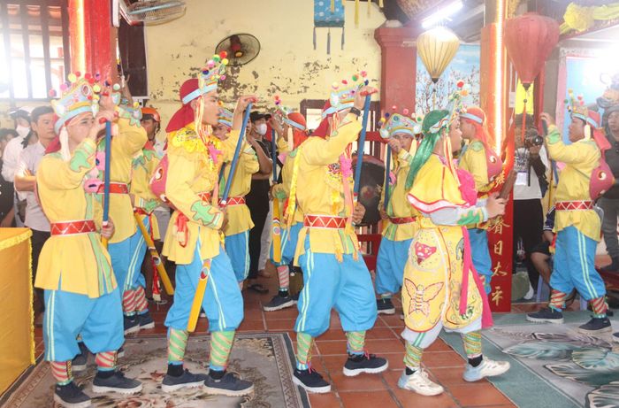 Hát bả trạo tại Vạn Thủy Tú sau khi rước Ông về vạn.