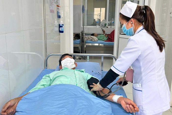 Theo dõi sức khỏe bệnh nhân nghi NĐTP từ bánh mì tại BVĐK tỉnh Lâm Đồng. (ảnh chụp chiều 28/7)
