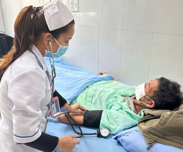 Chăm sóc sức khỏe cho bệnh nhân nghi NĐTP liên quan đến bánh mì (Ảnh chụp chiều 28/7)