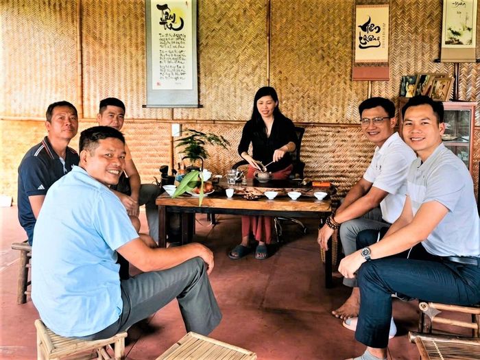 Du khách từ phương xa đến thưởng thức trà tại một xưởng trà thủ công ở Bảo Lộc